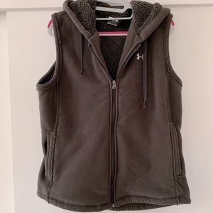 FLEECE HOODED UNDER ARMOUR VEST